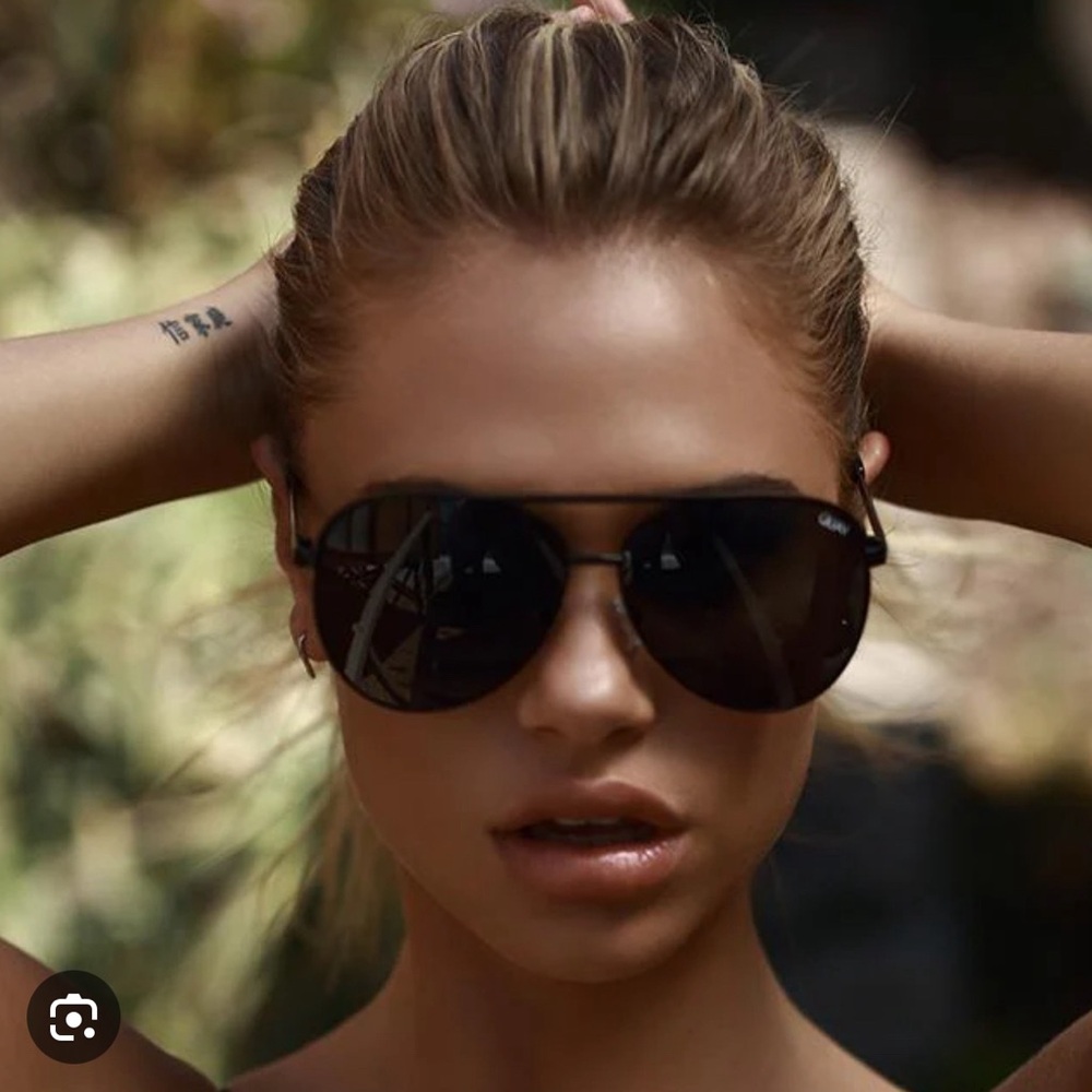 Quay Vivienne Aviator Sunnies